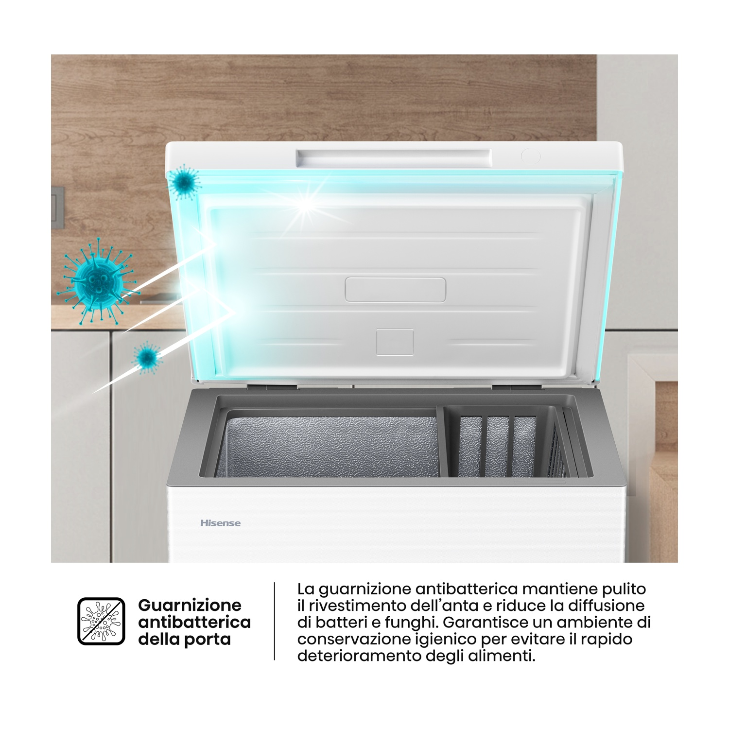 Un congelatore bianco con coperchio aperto, che mostra la funzione antibatterica.