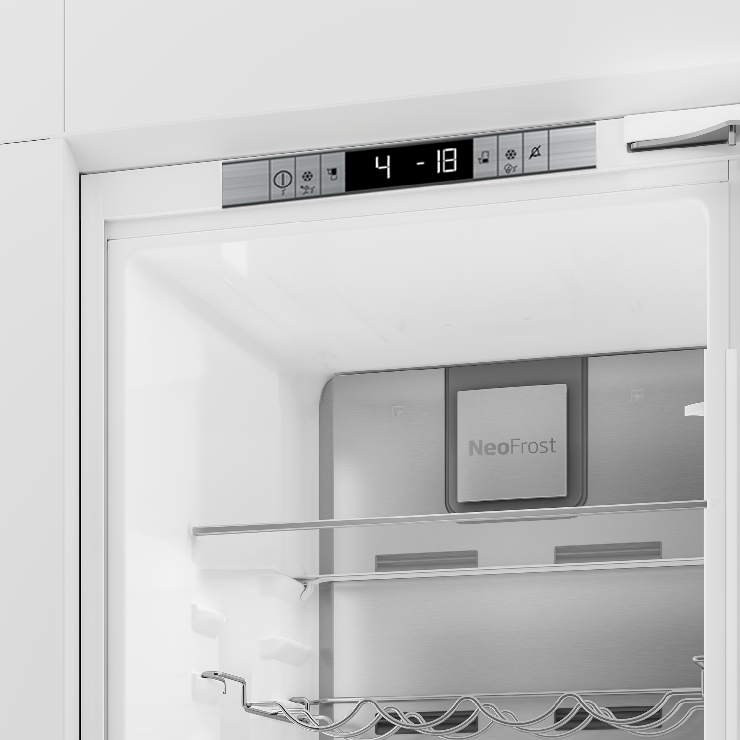 Primer plano del interior de un frigorífico blanco abierto, mostrando pantalla digital 4-18.