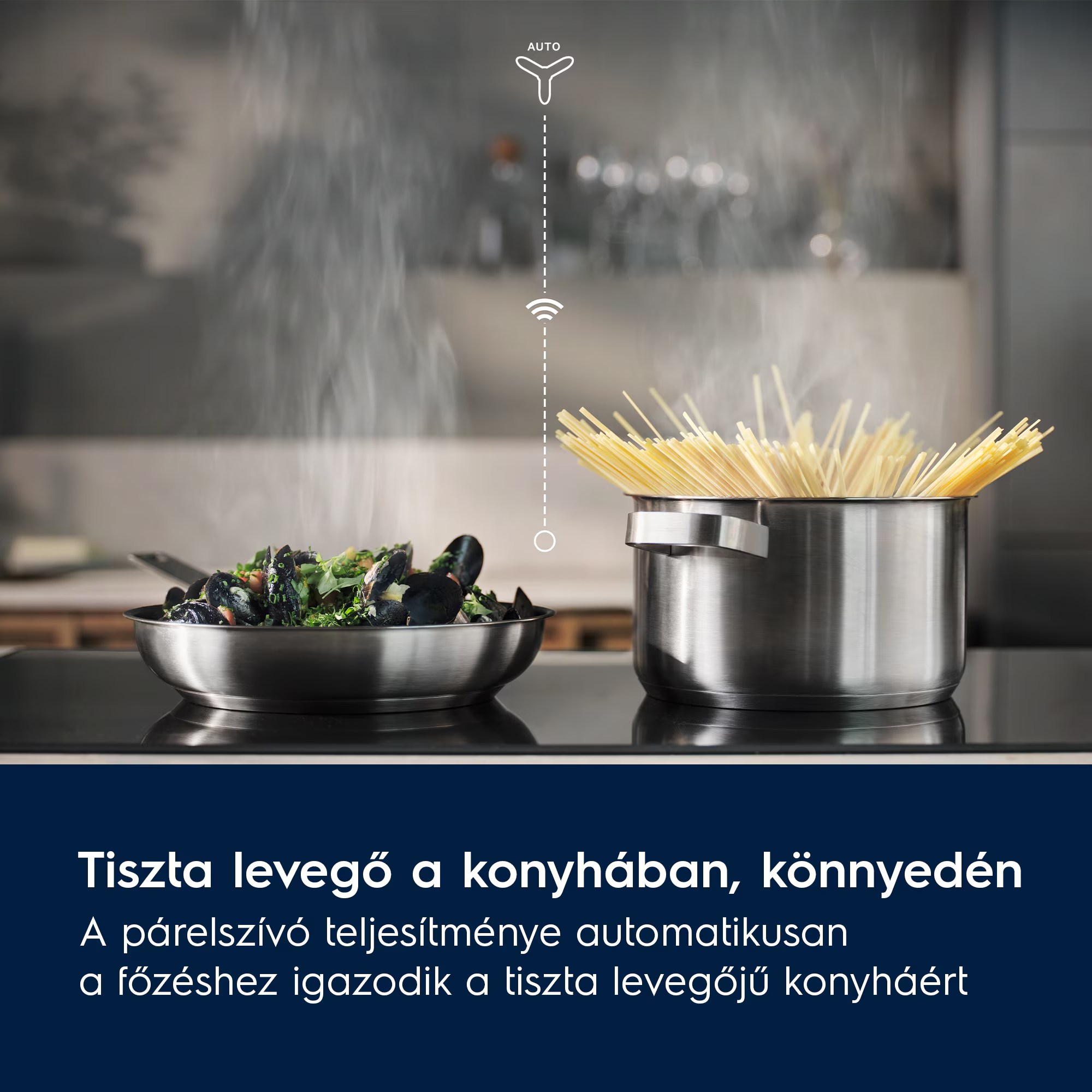 Gőz száll fel kagylóból egy serpenyőben és tésztából egy fazékban.