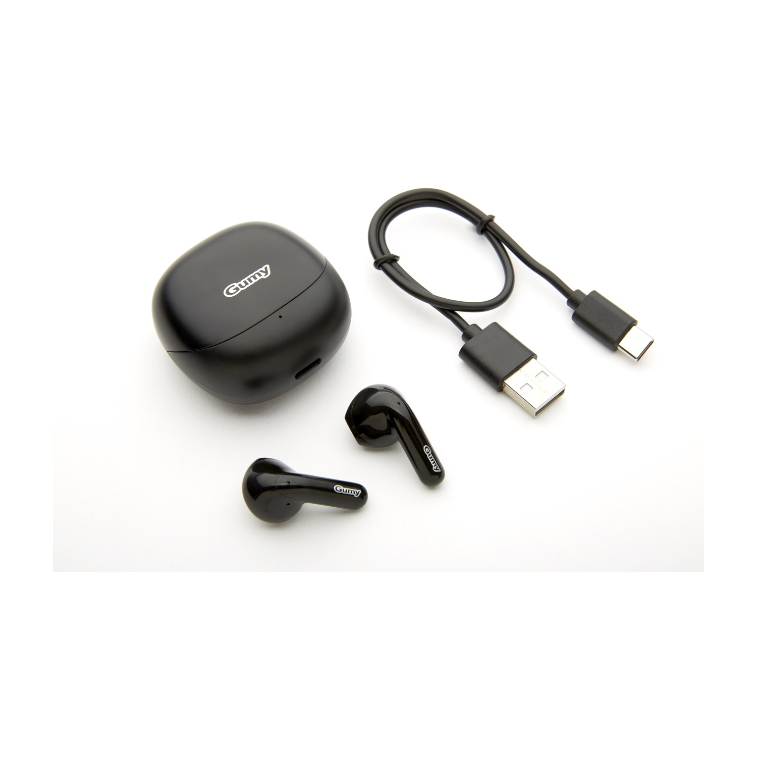 Auricolari wireless neri con custodia di ricarica e cavo USB-C su sfondo bianco.