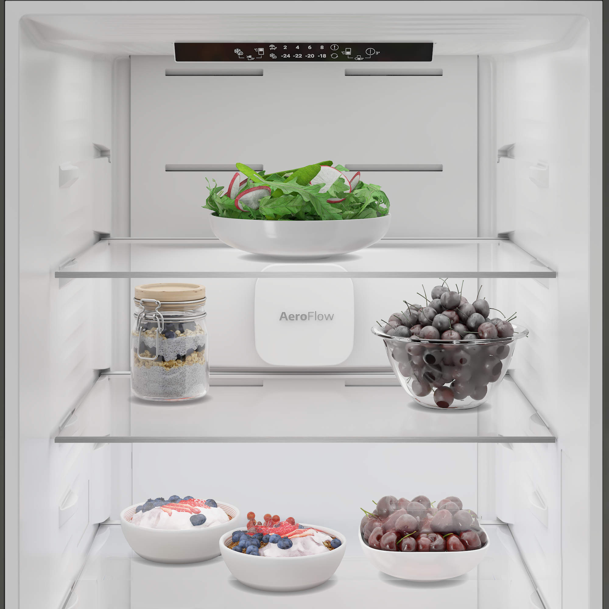 Ein Kühlschrank mit Lebensmitteln: Salat, Chia-Pudding, Kirschen und Joghurt.
