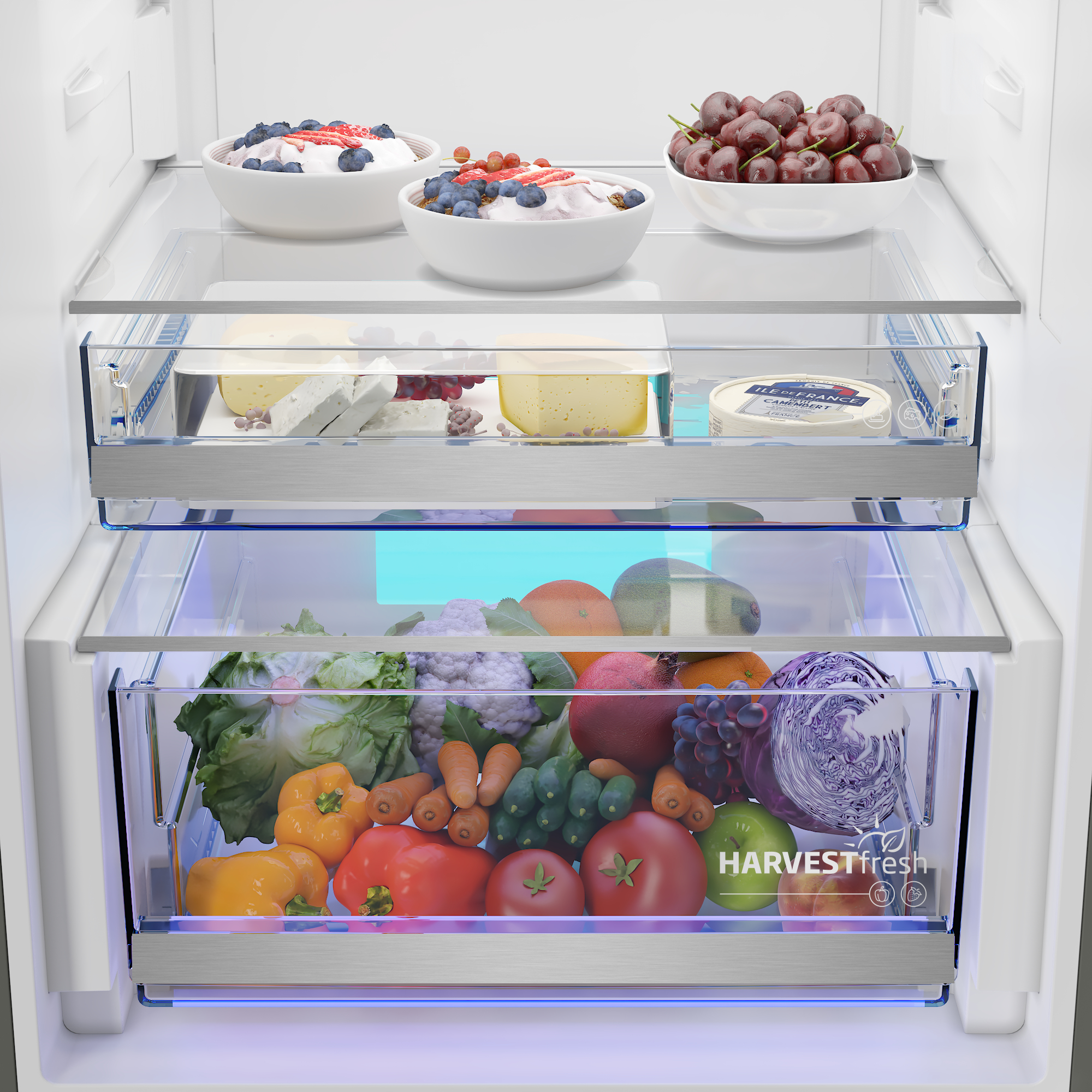 Kühlschrankfächer mit Obst, Gemüse und Käse, darunter Beeren, Kirschen, Tomaten und Salat.