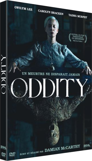 Een vrouw met wit haar zit in het donker, boven haar de filmtitel ODDITY.
