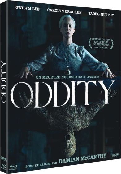 Een filmposter met een vrouw die naar een verdraaid wezen staart.