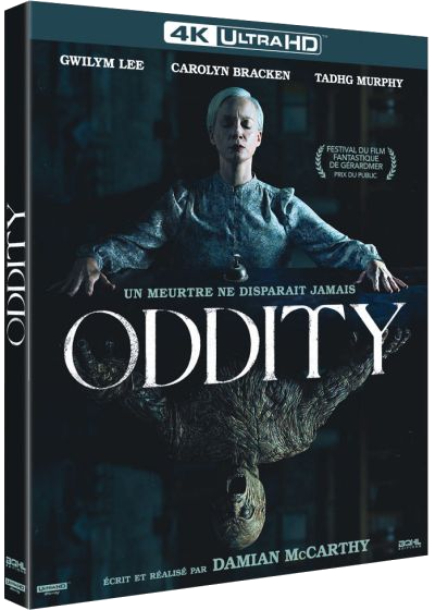 Affiche du film Oddity avec une femme en robe bleue et un monstre endormi.