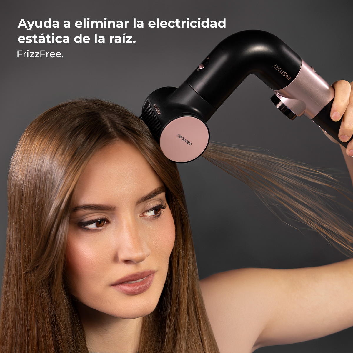 Una mujer se seca el pelo castaño con un secador negro y oro rosa.
