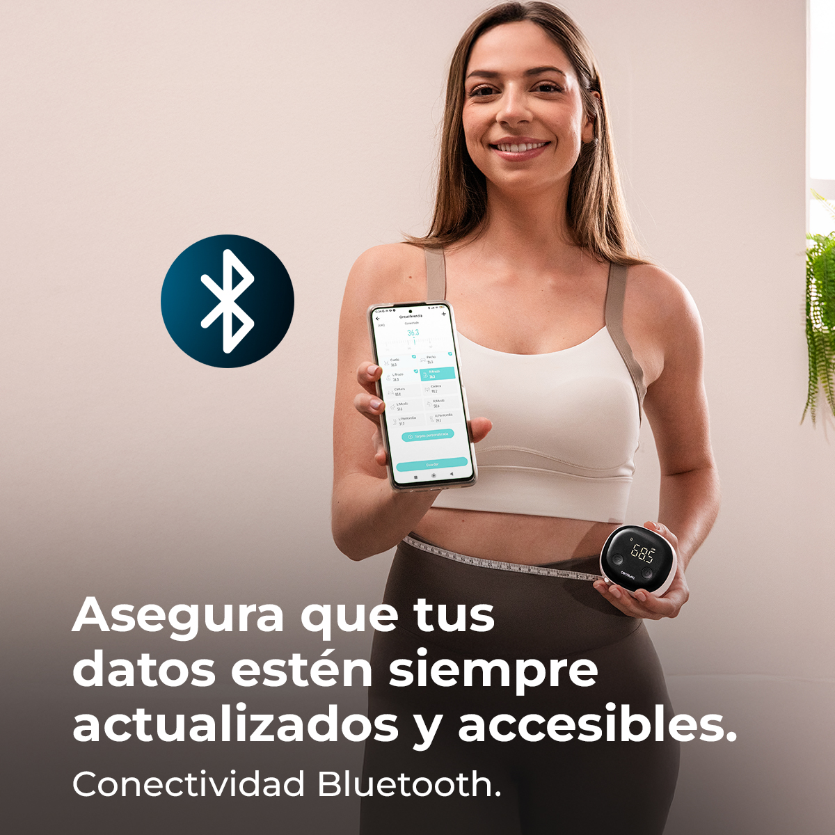 Mujer sostiene smartphone con datos de salud y báscula, símbolo Bluetooth.