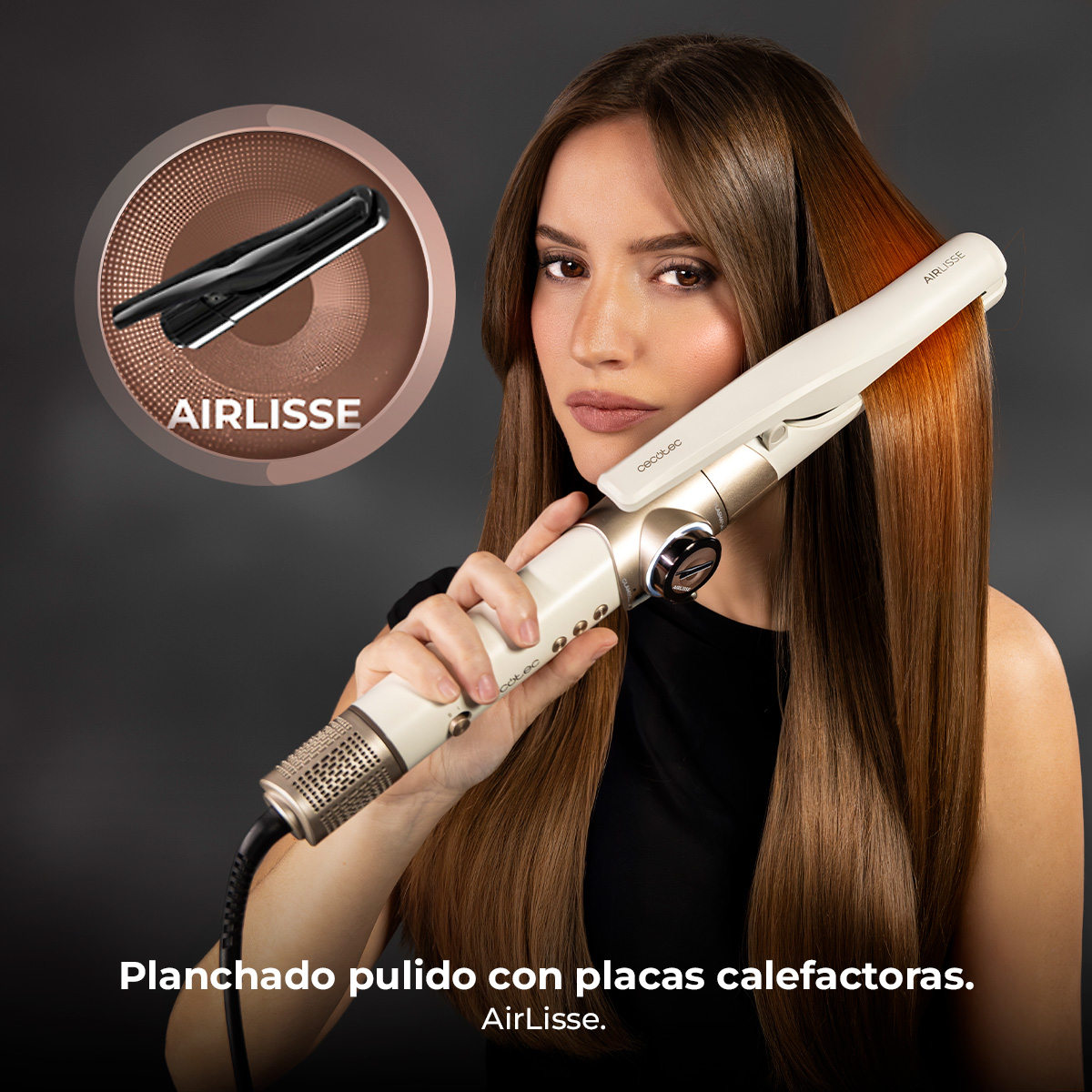 Mujer peinando cabello castaño con plancha de color crema y oro.