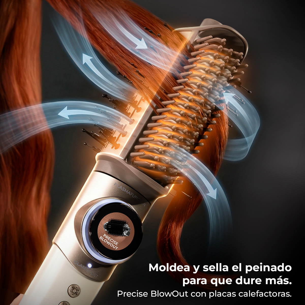 Un rizador de oro con cepillo muestra flujo de aire dando forma a cabello rojo.