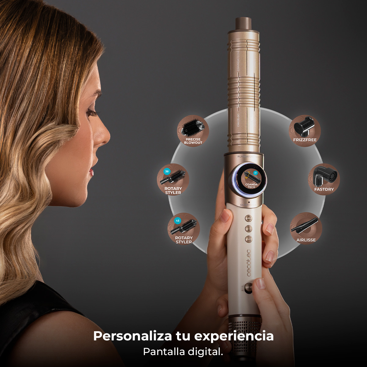 Una mujer de cabello rubio sostiene un aparato dorado para peinar con varios accesorios.