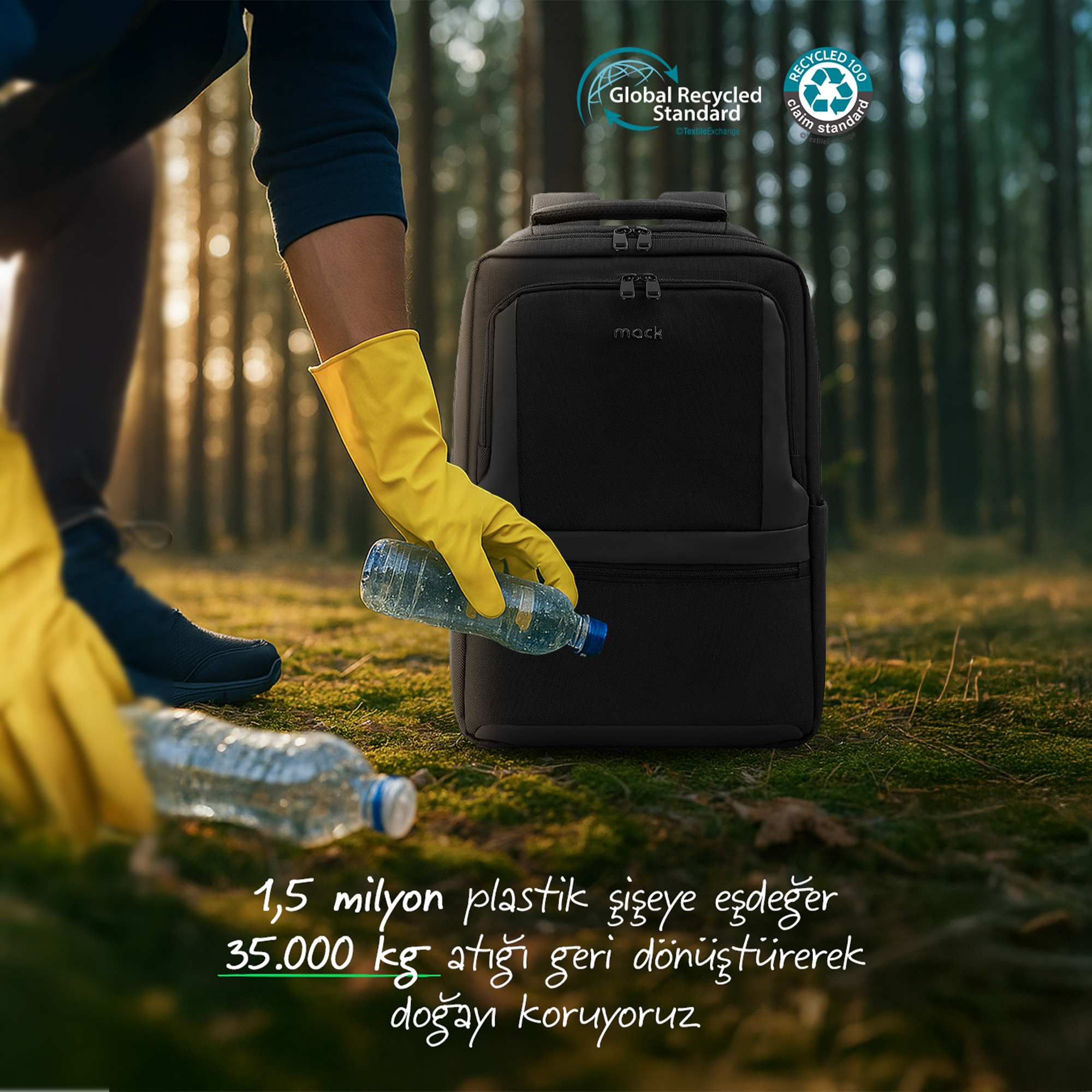 Sarı eldivenli kişi ormanda siyah sırt çantasının yanında plastik şişe topluyor.