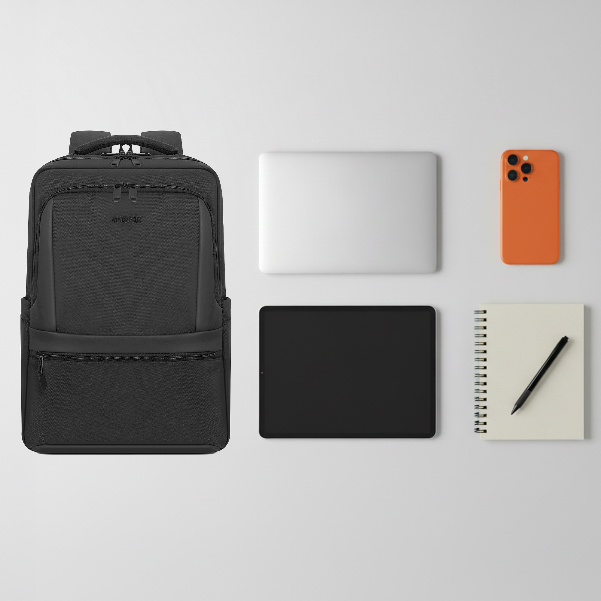 Siyah sırt çantası, dizüstü bilgisayar, tablet, telefon ve not defteri.