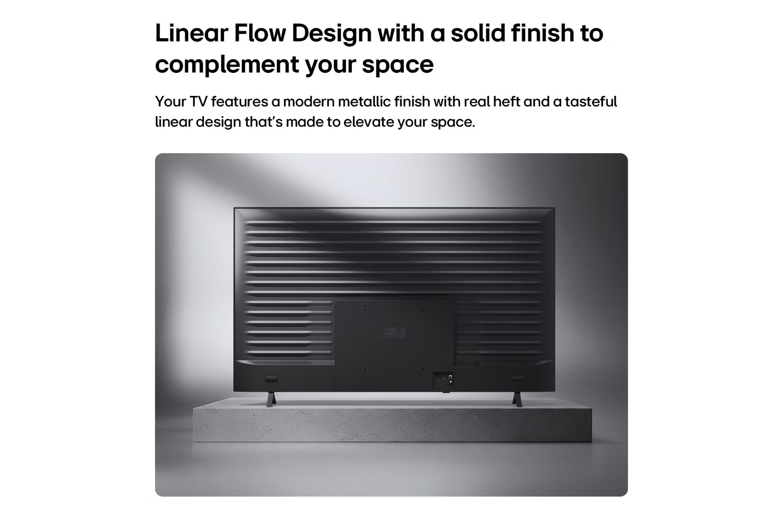 Fekete TV hátoldala lineáris dizájnnal betonblokkon.