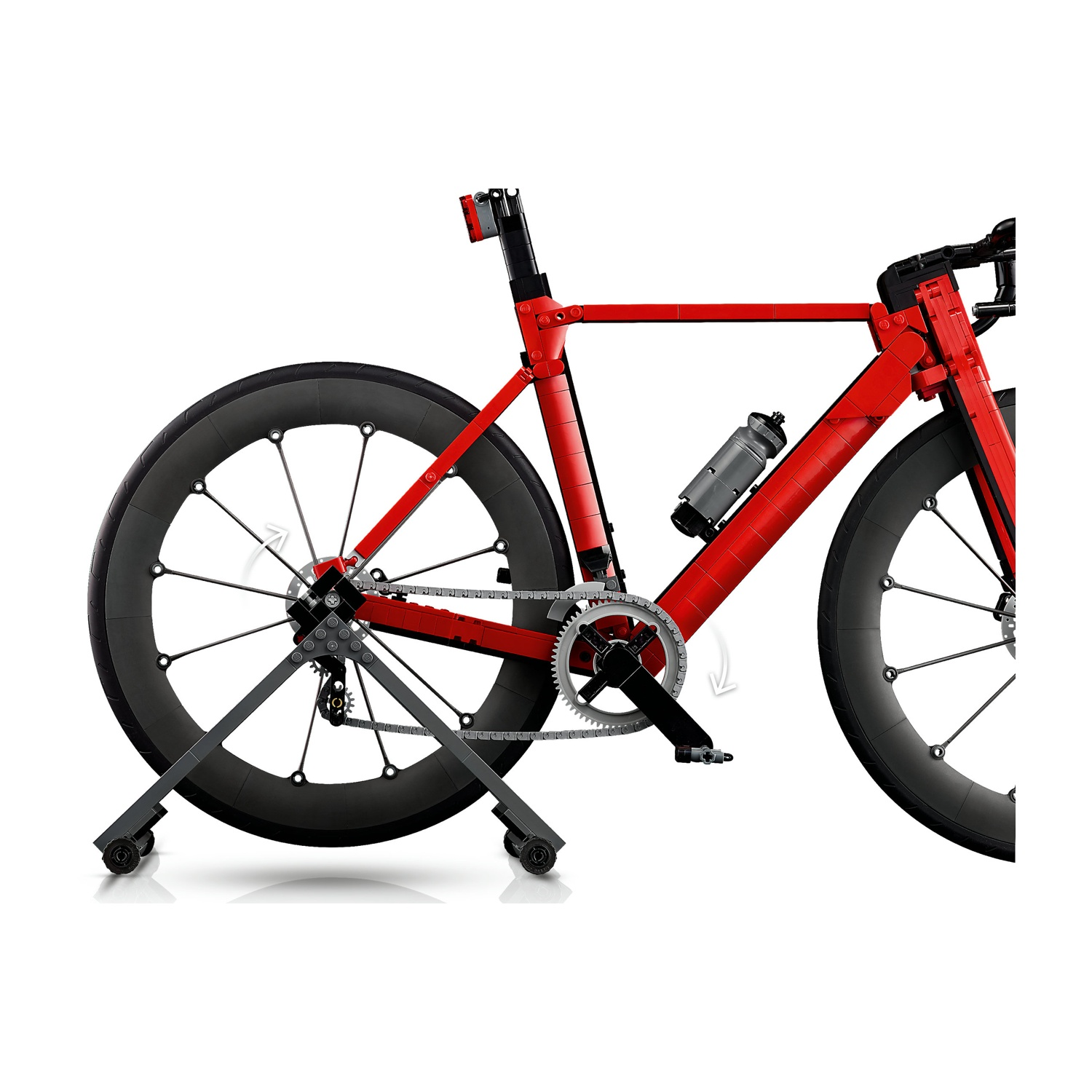 Una bicicletta da corsa rossa su un cavalletto, con ruote nere e borraccia.