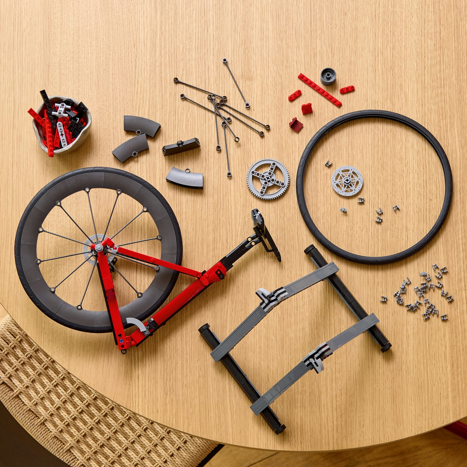 Parti di bicicletta Lego: ruota, telaio, pneumatico, ingranaggi e piccoli pezzi.