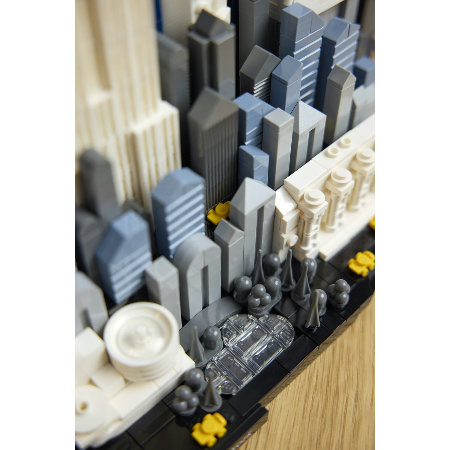 Un modello di città Lego con grattacieli grigi, bianchi e blu, con un tetto trasparente.