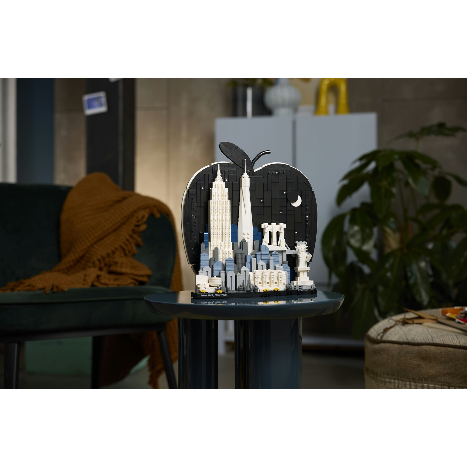 Un modello Lego dello skyline di New York a forma di mela, esposto su un tavolo.