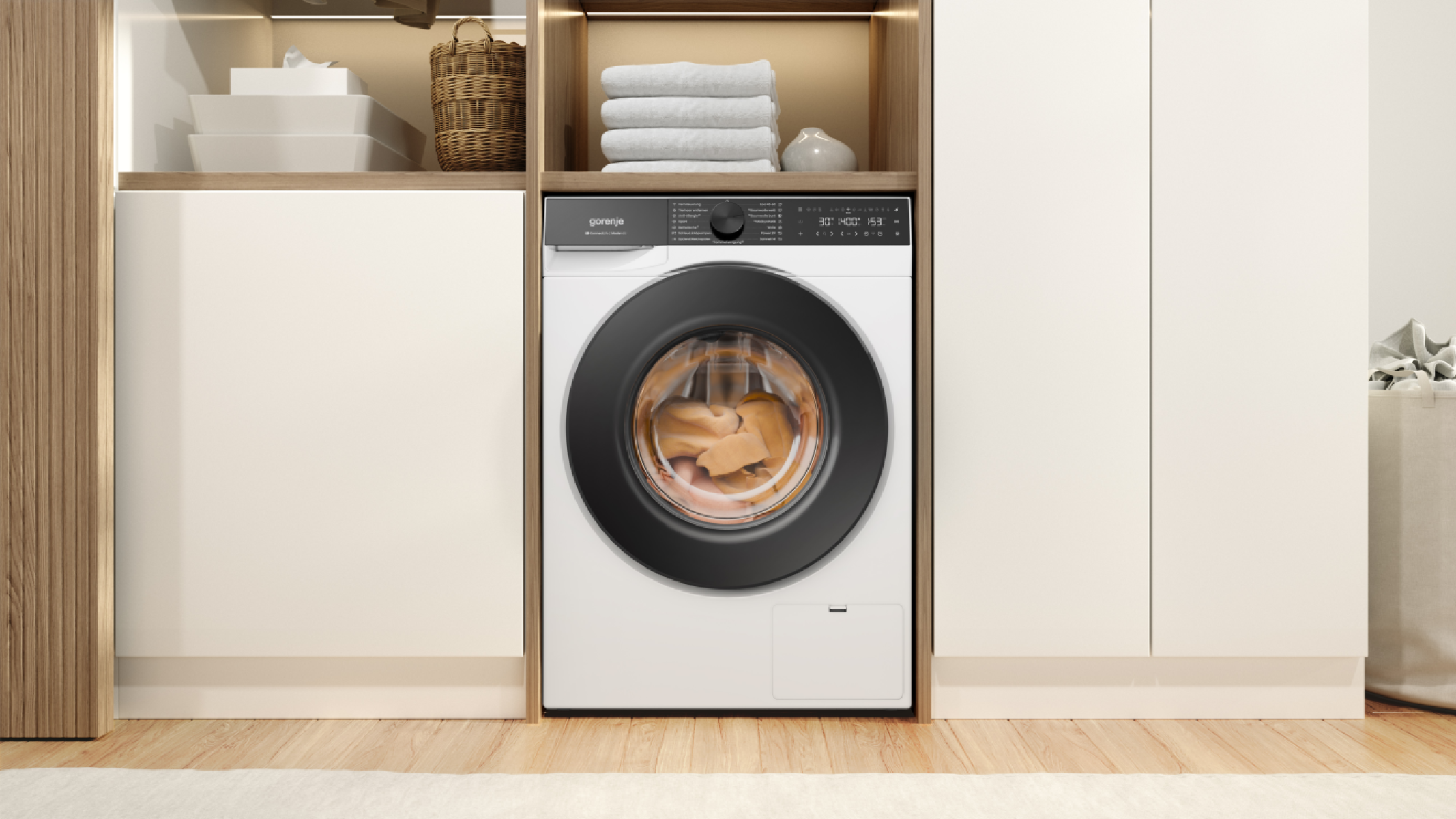 Eine Gorenje-Waschmaschine mit schwarzem Rand und transparenter Tür voller Kleidung.