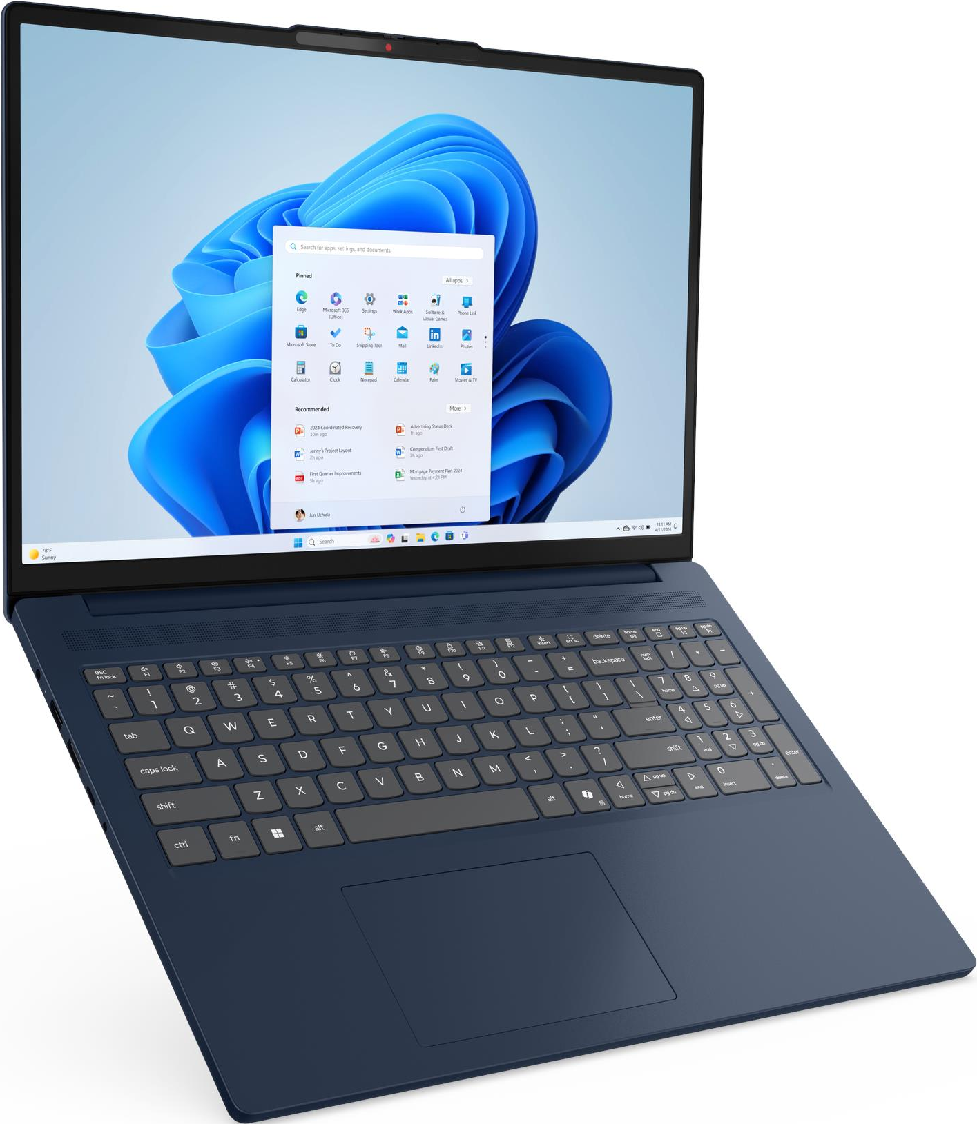 Dunkelblauer Laptop mit beleuchteter Tastatur und Windows 11-Startmenü auf dem Bildschirm.