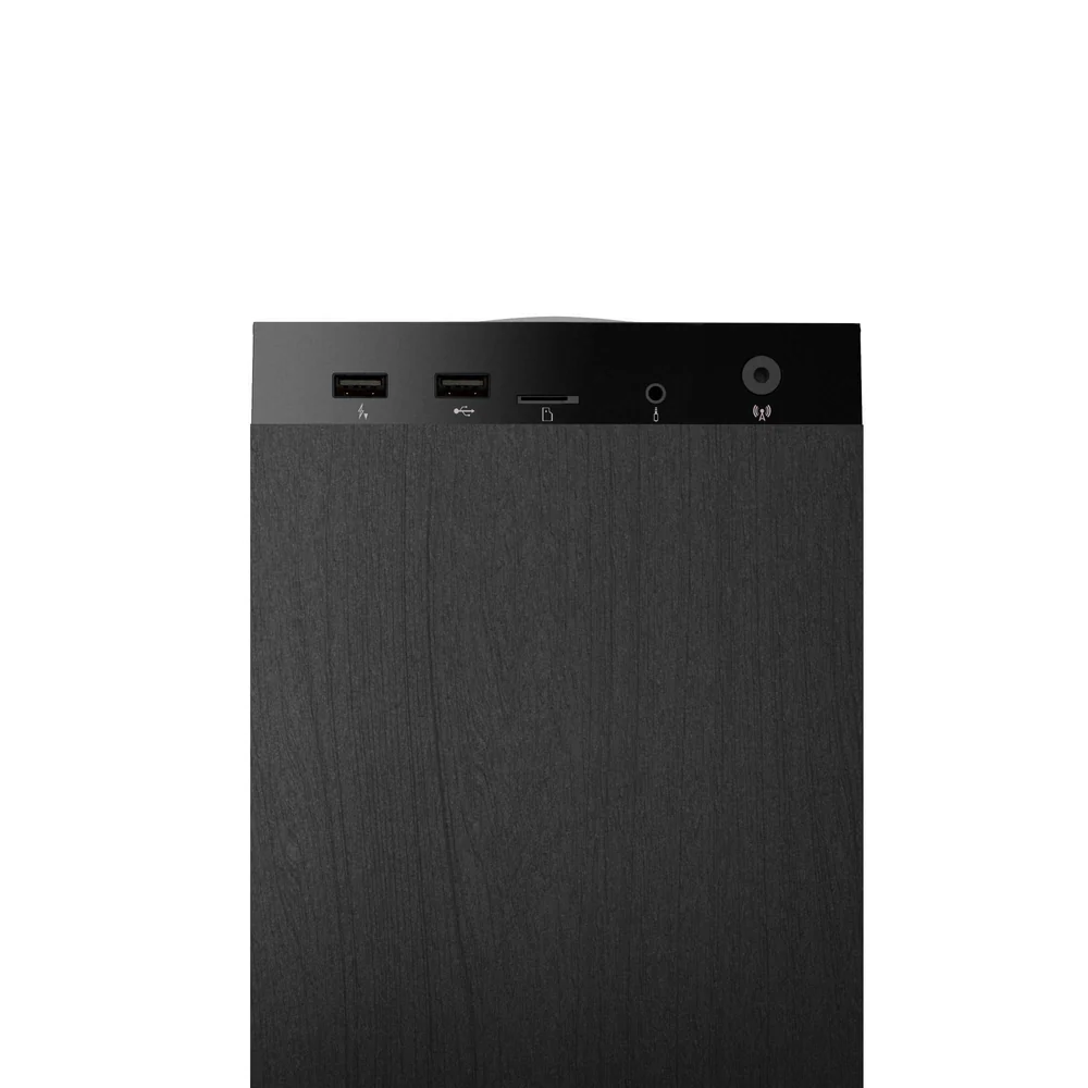 Fekete számítógépház előlapjának közelképe, két USB-porttal, SD-kártyanyílással és audio csatlakozókkal.