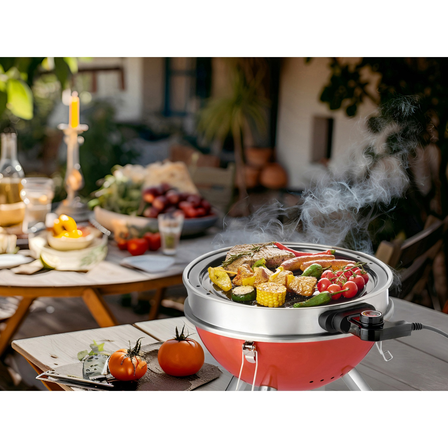 Een rode elektrische grill met eten, buiten op een tafel.
