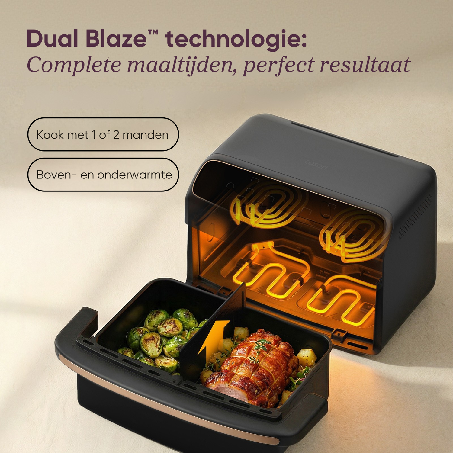 Zwarte airfryer met twee manden. Eén met gebraden vlees en aardappelen, de ander met spruitjes.