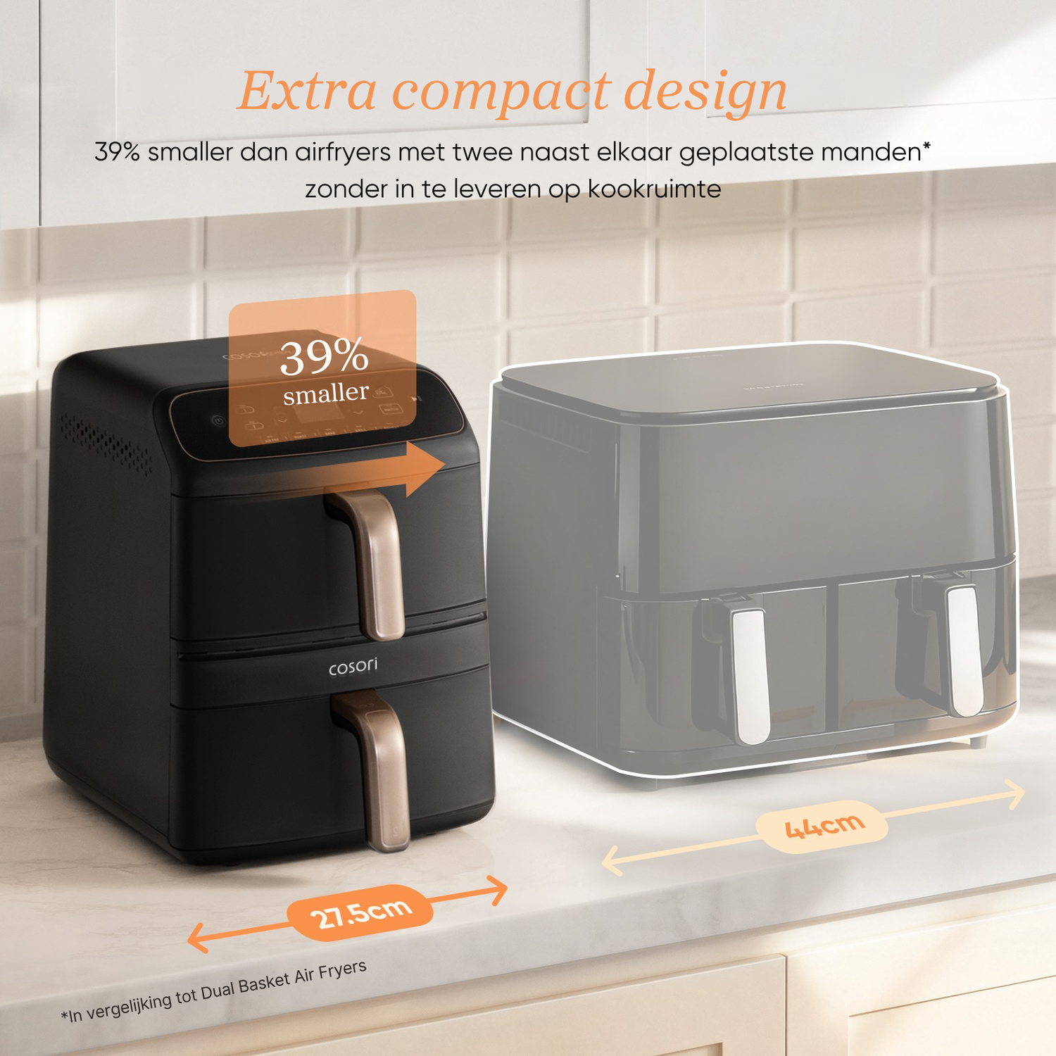 Een zwarte Cosori airfryer wordt getoond naast een omtrek van een andere.