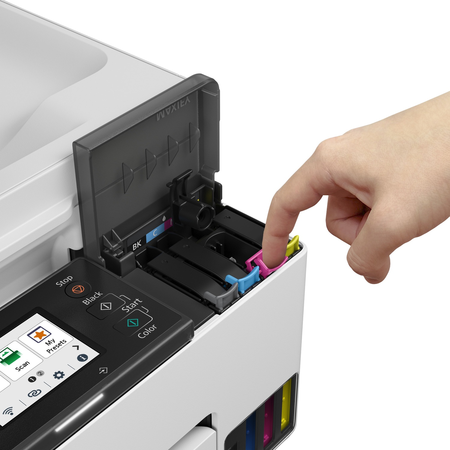 Een hand drukt op de gele en roze inktcartridges van een printer.