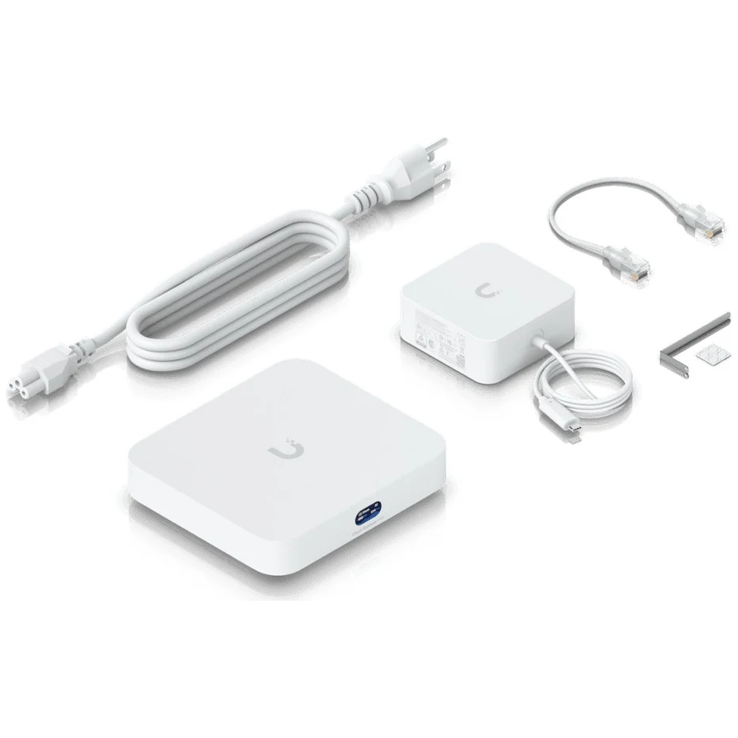 Appareils électroniques blancs avec câbles et ports sur fond blanc.