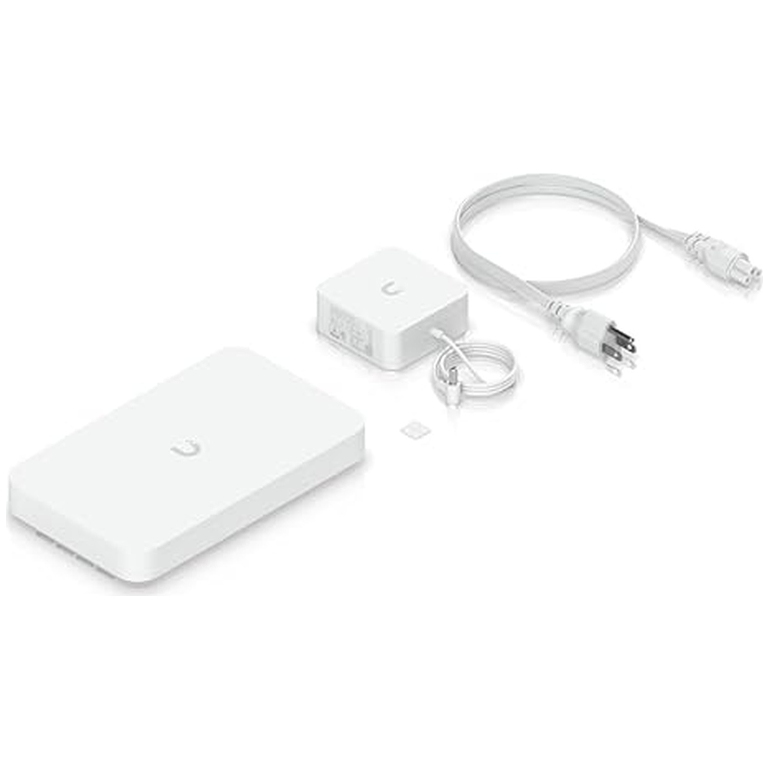Witte Ubiquiti-apparaten: een platte rechthoekige unit, een kleine kubus, een stroomadapter en kabels.