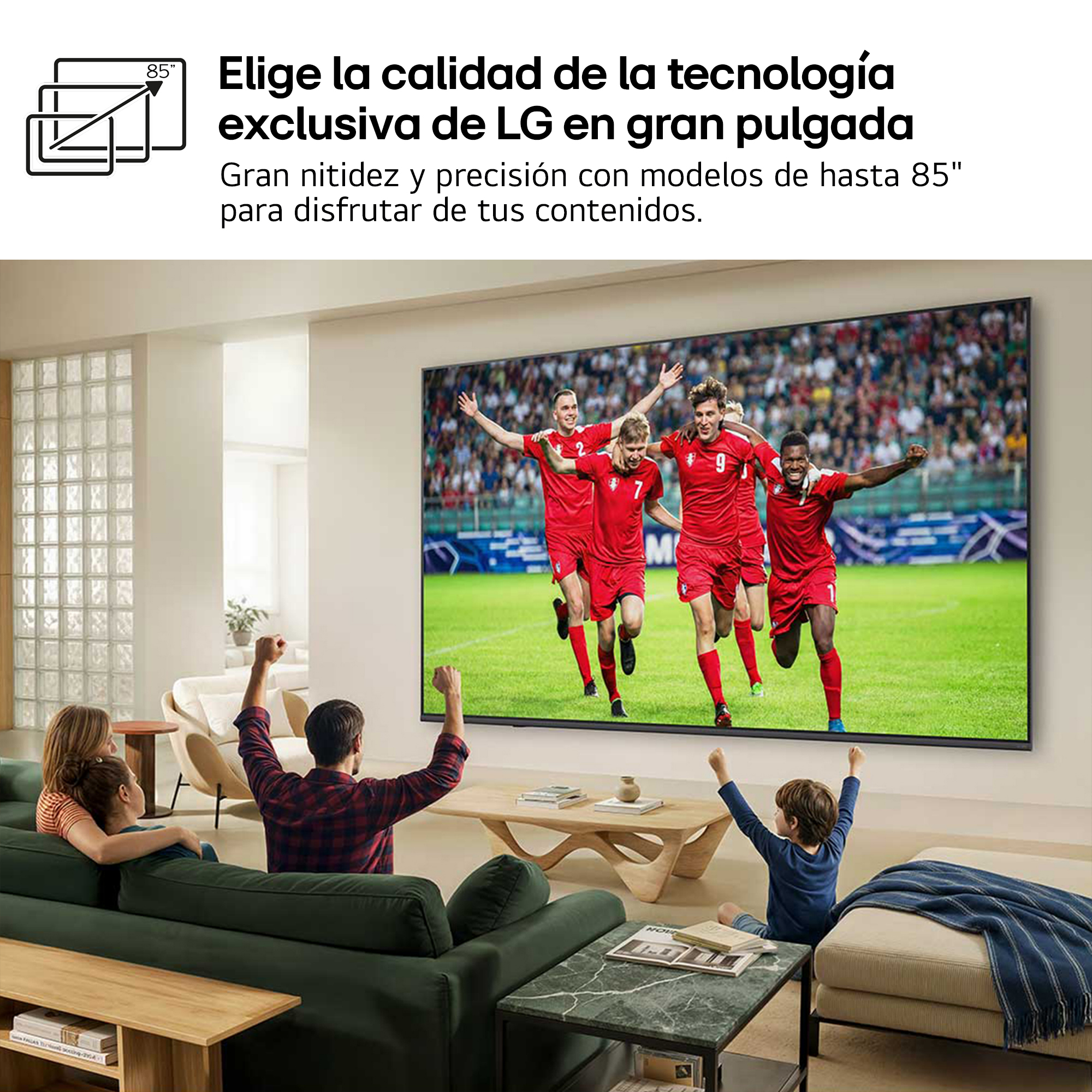 Familia viendo un partido de fútbol en un gran televisor LG en la sala.