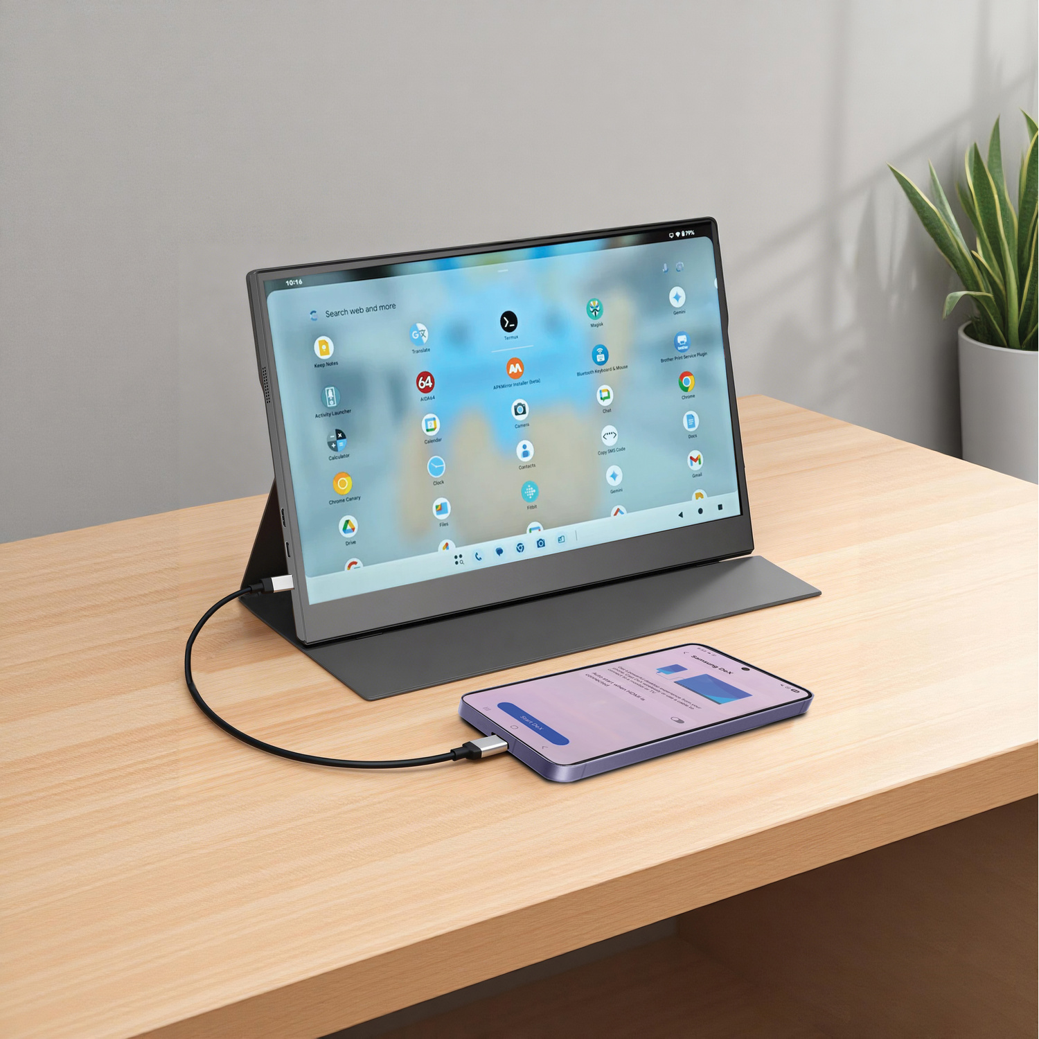 Un monitor portatile è collegato a uno smartphone viola tramite cavo USB-C.