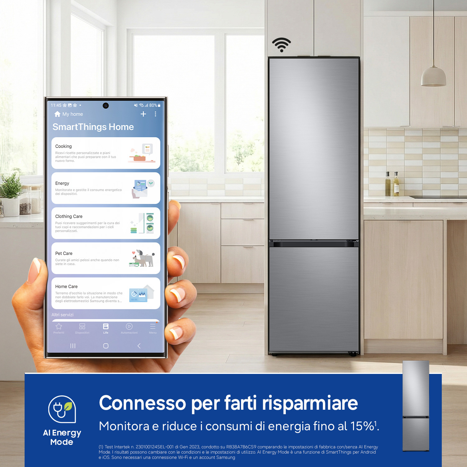 Uno smartphone mostra l'app SmartThings Home accanto a un frigorifero.