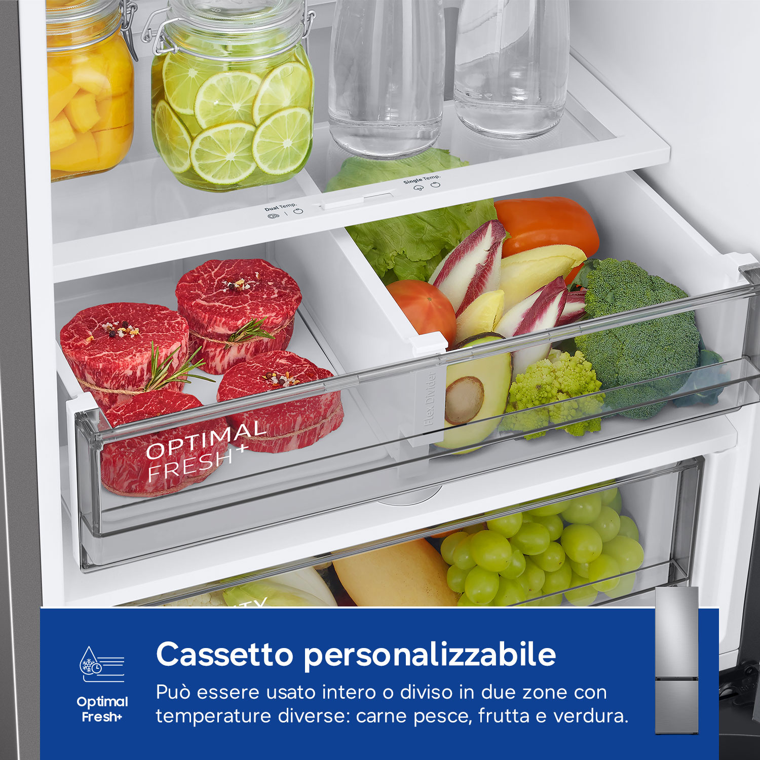 Cassetti del frigorifero con carne, verdure, frutta e barattoli di lime a fette e mango.