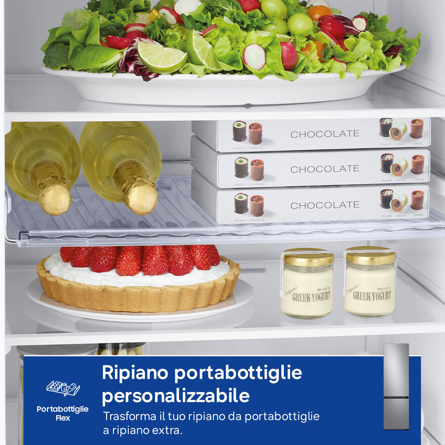 Un frigorifero con insalata, cioccolatini, vino, yogurt e crostata di fragole.
