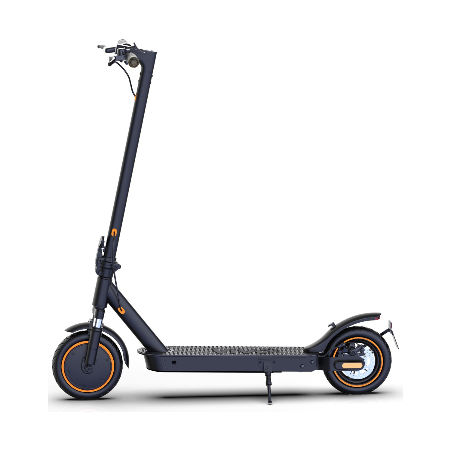 Uno scooter elettrico nero con accenti arancioni è in piedi su sfondo bianco.