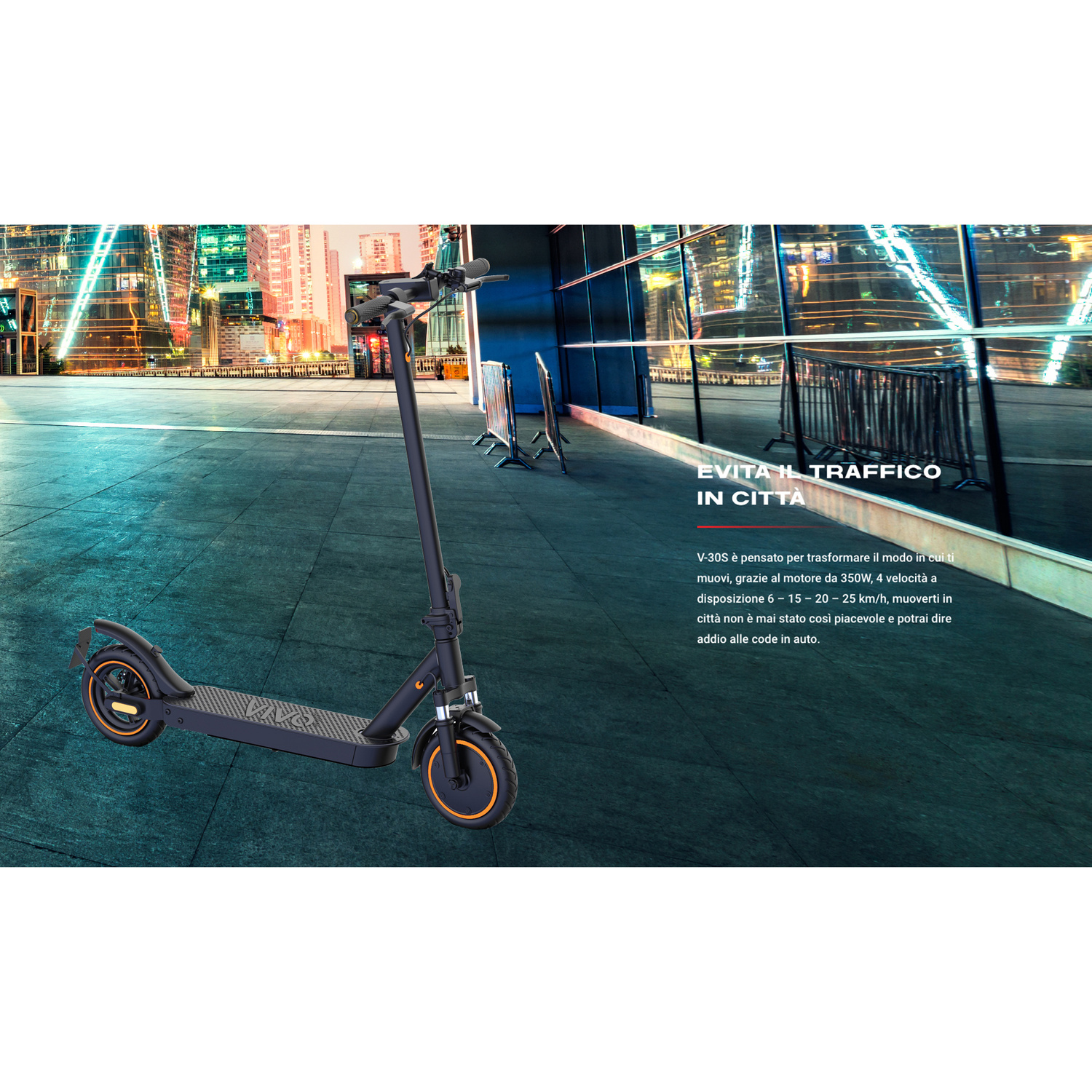 Uno scooter elettrico nero con accenti arancioni si trova in un paesaggio urbano notturno.