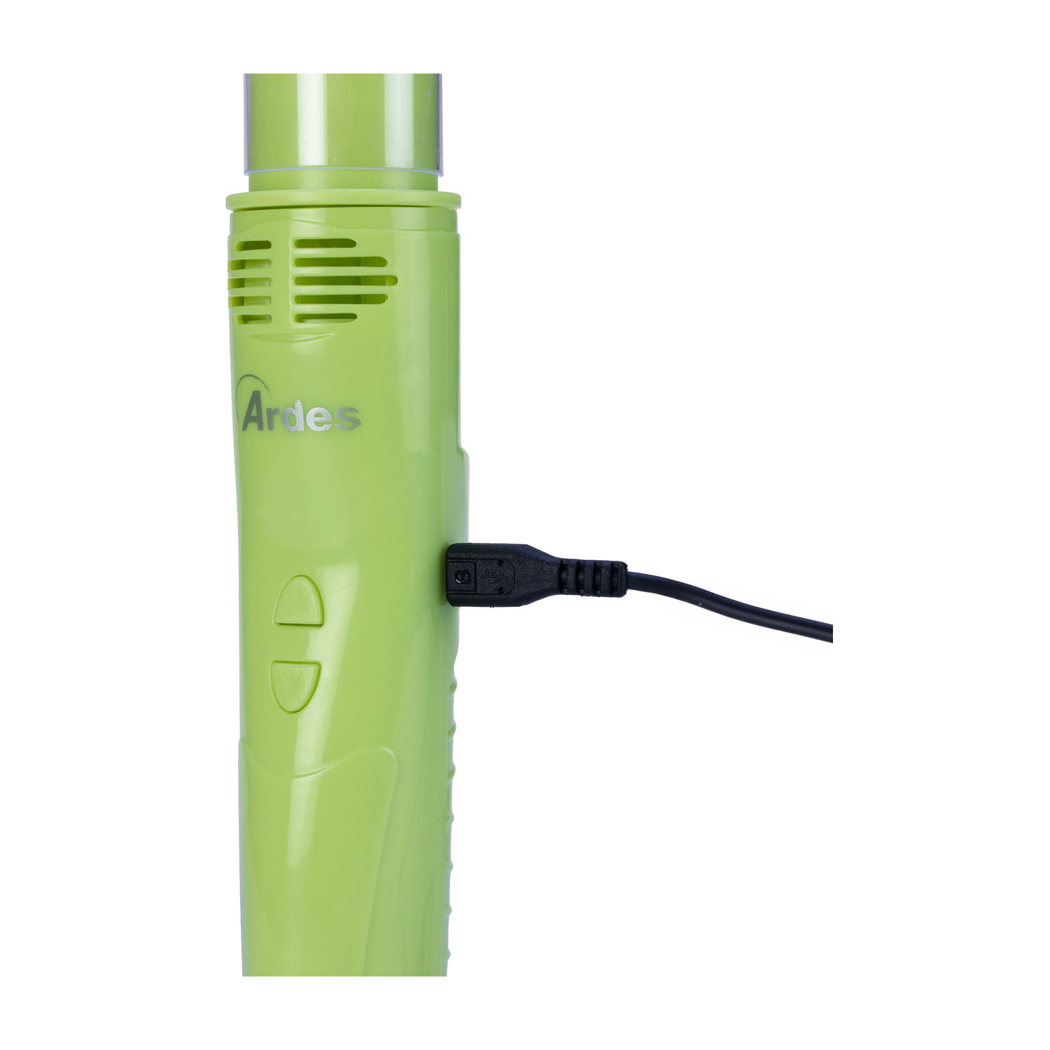 Aspirapolvere portatile verde con logo Ardes, due pulsanti e cavo USB collegato.