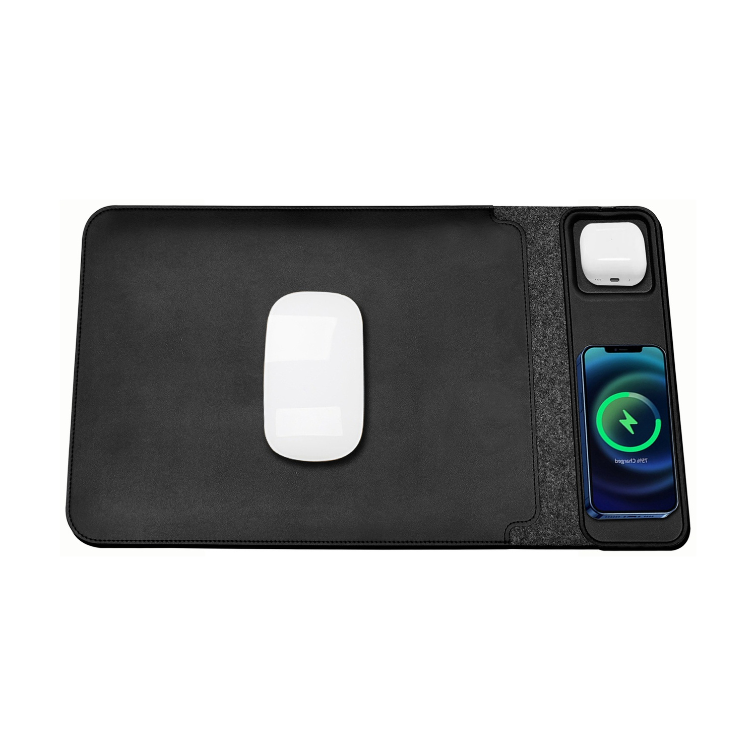 Tappetino nero con mouse bianco, AirPods e iPhone in carica.