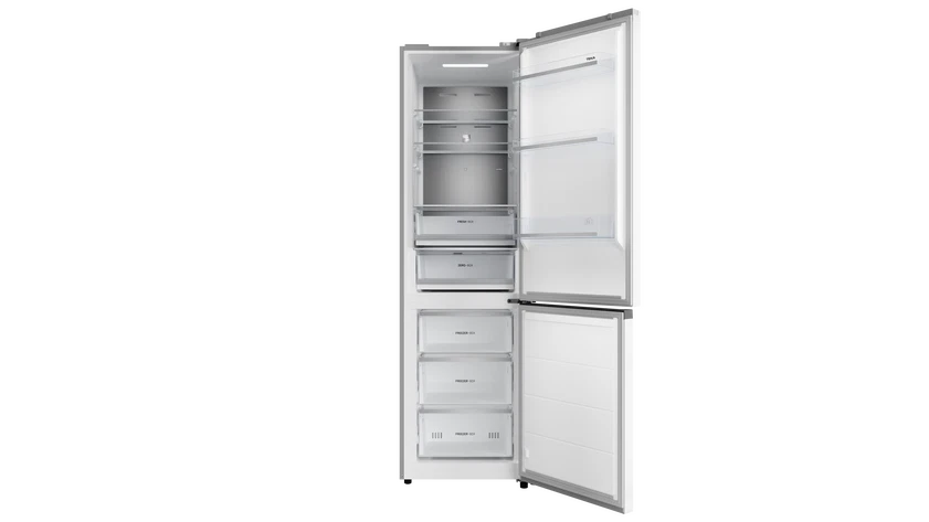 Un refrigerador blanco con la puerta abierta, mostrando estantes y cajones.