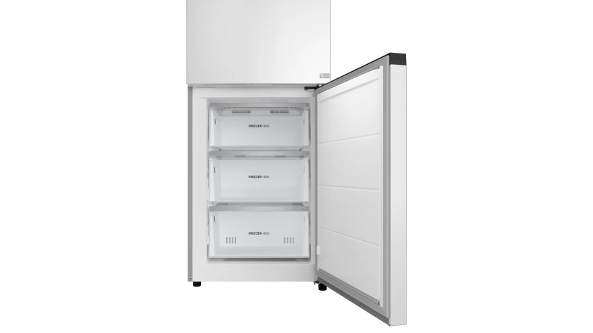 Un refrigerador blanco con la puerta del congelador abierta, mostrando tres cajones.