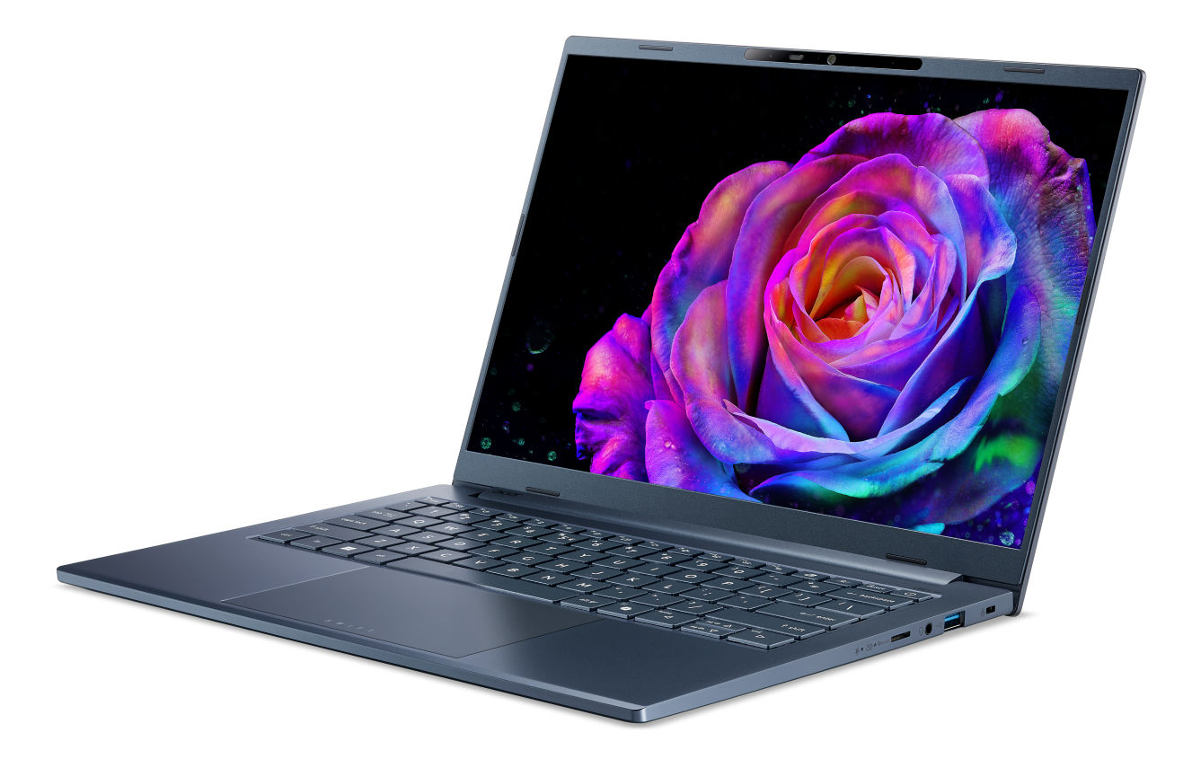 Niebieski laptop z kolorową tapetą z różą na ekranie.