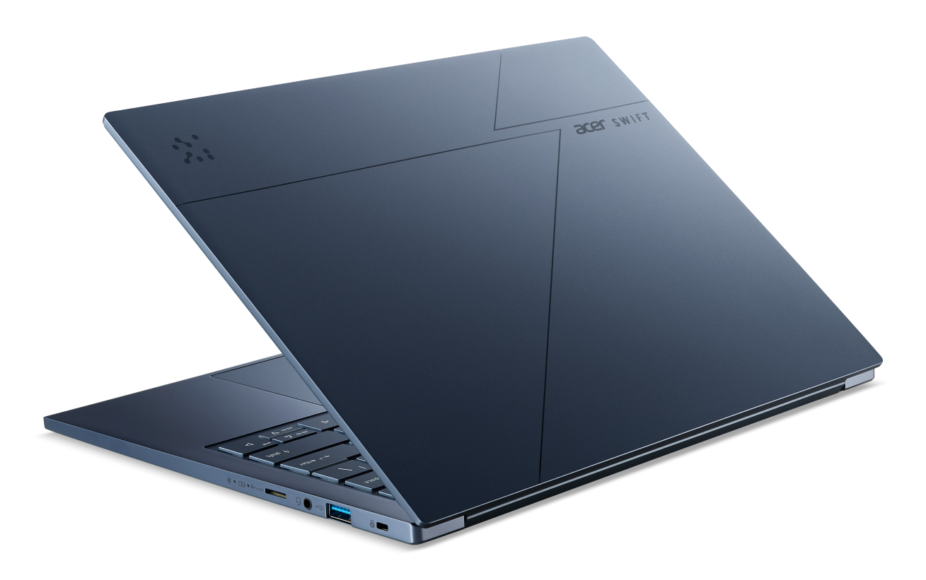 Zamknięty, niebieski laptop Acer Swift ze srebrnymi akcentami na czarnym tle.