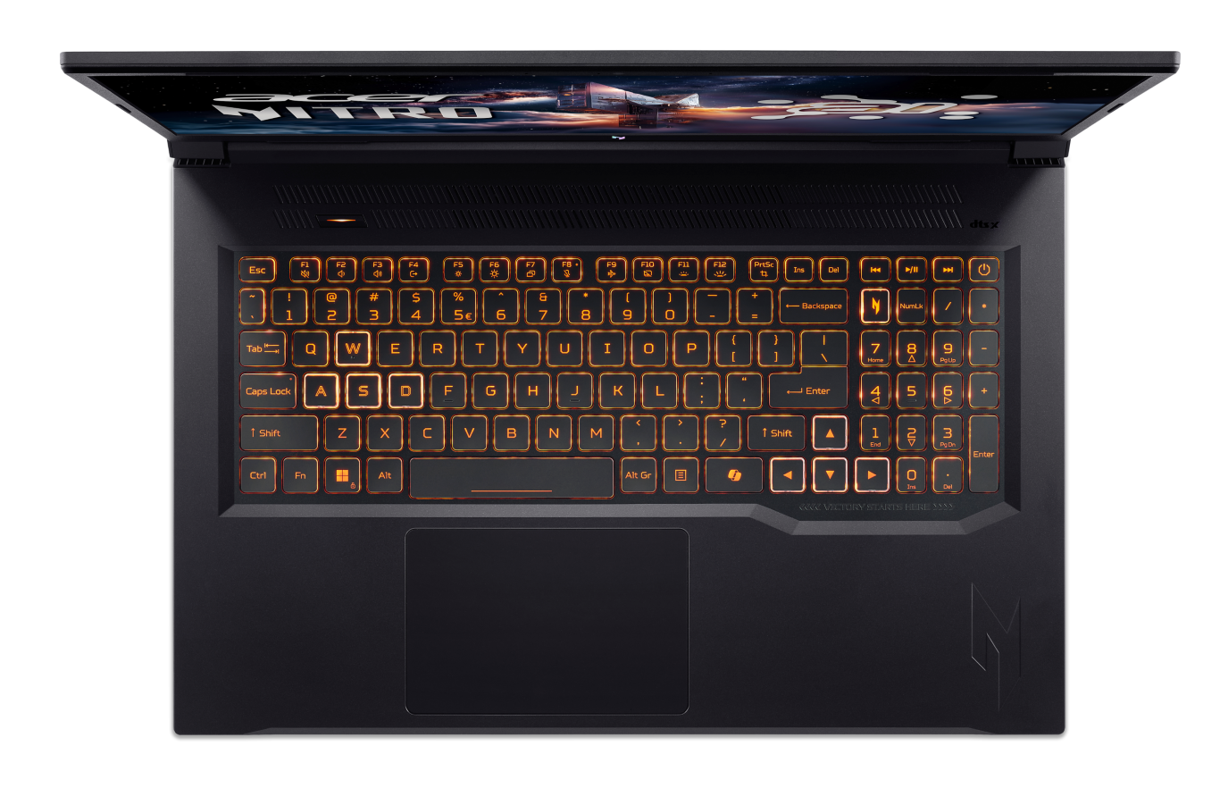 Widok z góry czarnego laptopa Acer Nitro z pomarańczowo podświetlaną klawiaturą.