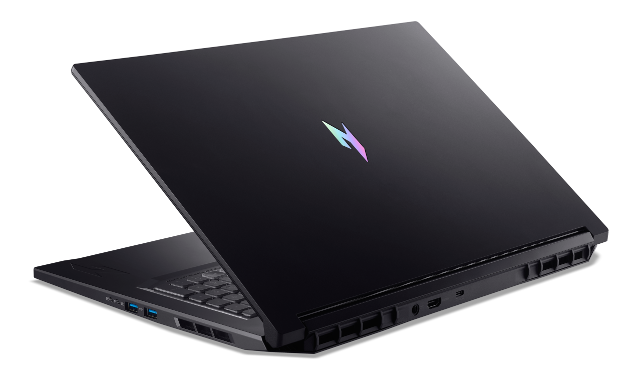 Czarny laptop z podświetlanym logo na pokrywie, pokazany z boku.