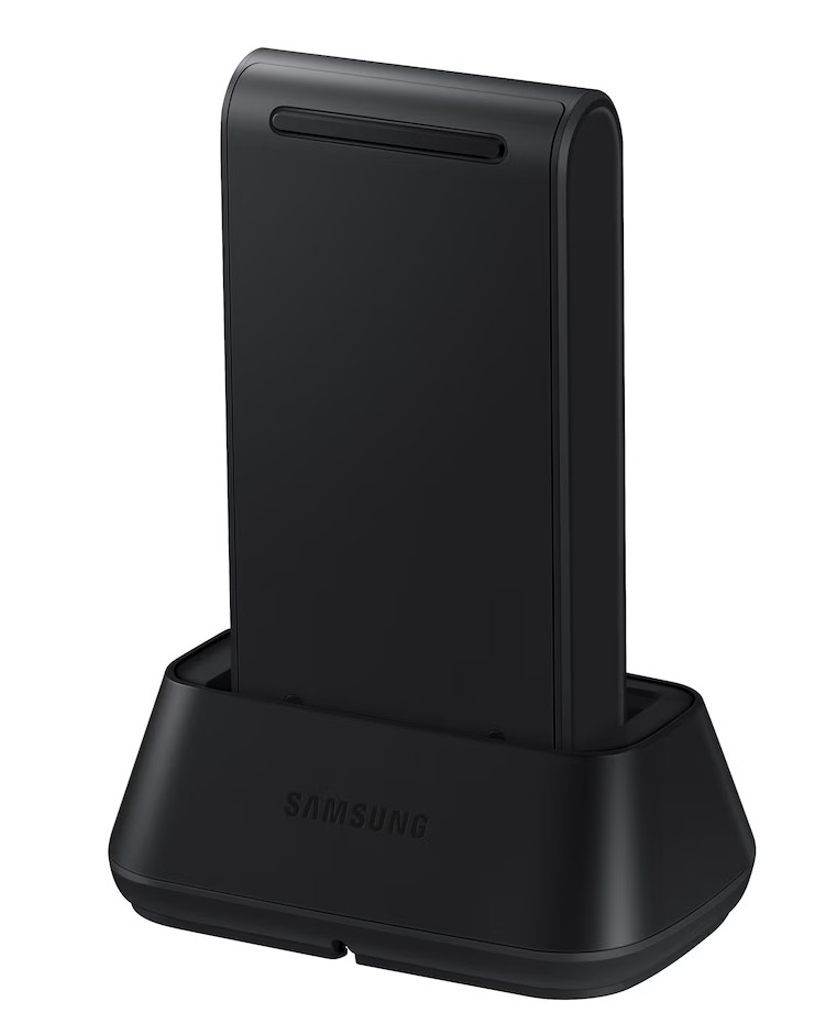 Czarna stacja ładująca Samsung na białym tle.