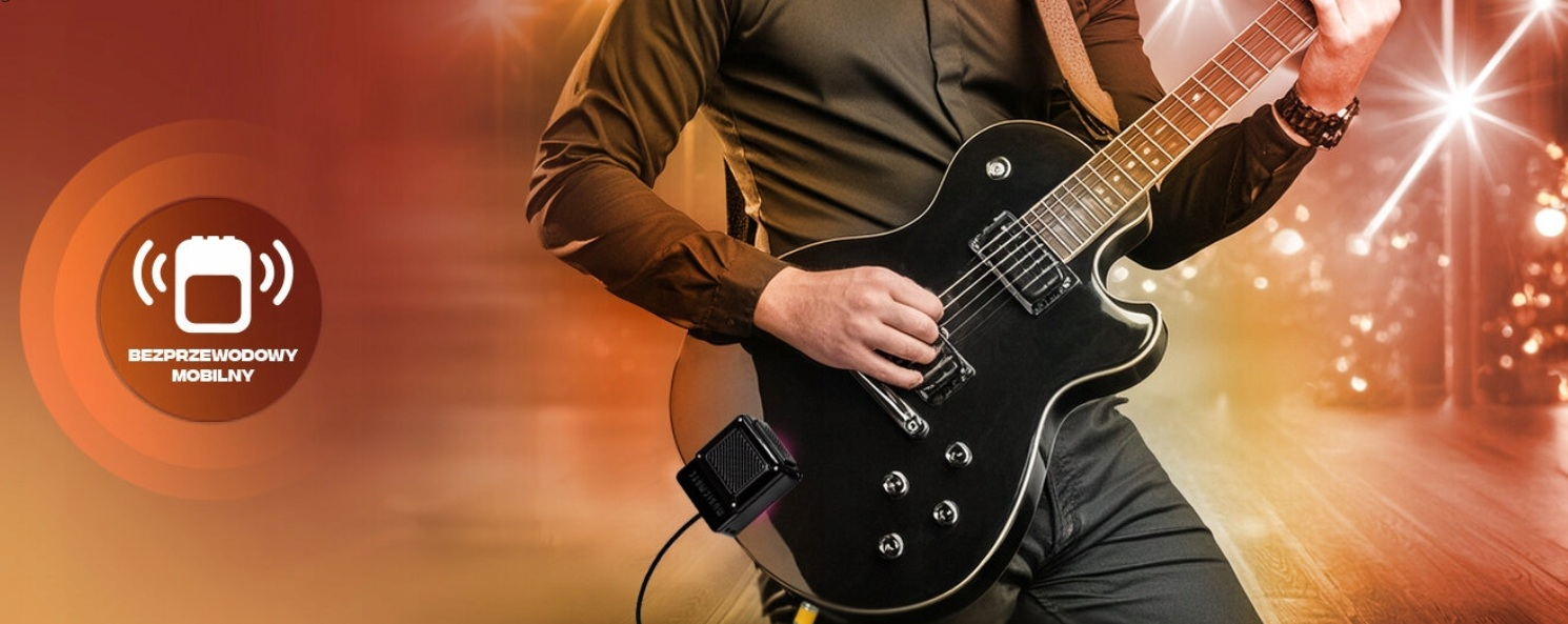 Mężczyzna gra na czarnej gitarze elektrycznej na scenie ze światłami.