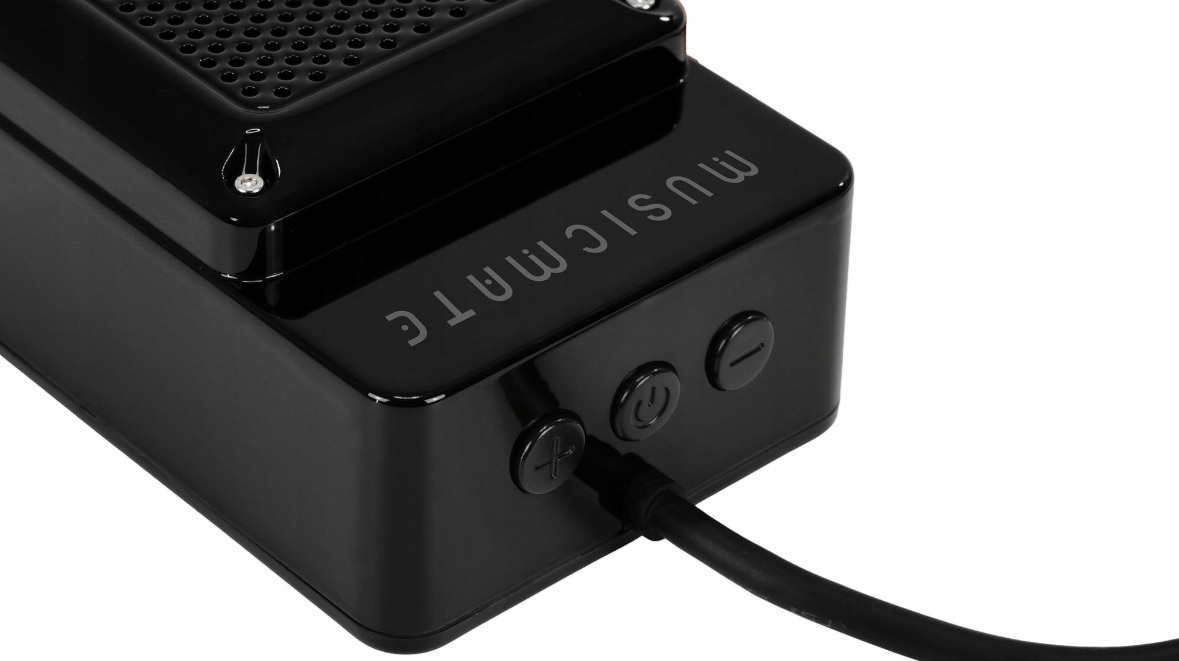 Czarne urządzenie audio z przyciskami i logo 'MUSIC MATE'.