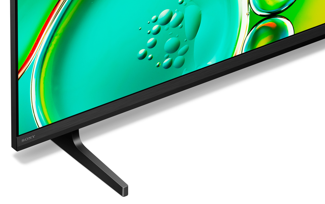 Zbliżenie ekranu telewizora z turkusowym tłem i kroplami wody.