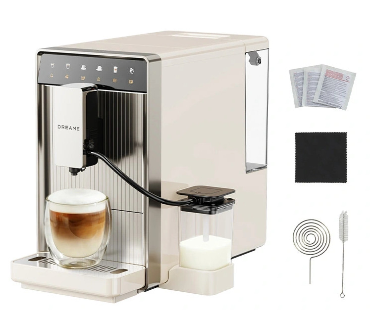 Kremowa ekspres do kawy ze szklanką cappuccino, dzbankiem na mleko i akcesoriami.
